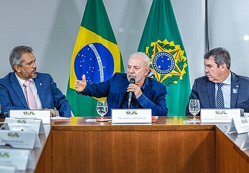 Lula enfrenta presión fiscal por caída bursátil tras su reelección en Brasil
